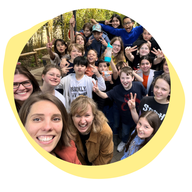 Gruppenselfie der Klasse 6c mit zwei der Gründerinnen von Knowbdoy. Auf dem Pausenhof, entstanden nach einem Workshop mit der App in der Klasse.